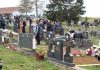 Pokojnika u Rogoznici spustili na zemlju, kada su svi očekivali popov glas, začulo se nešto drugo – ubrzo su svi gutali suze i knedle u grlu Pokojnika u Rogoznici spustili na zemlju, kada su svi očekivali popov glas, začulo se nešto drugo – ubrzo su svi gutali suze i knedle u grlu - featured image