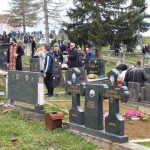 Pokojnika u Rogoznici spustili na zemlju, kada su svi očekivali popov glas, začulo se nešto drugo – ubrzo su svi gutali suze i knedle u grlu Pokojnika u Rogoznici spustili na zemlju, kada su svi očekivali popov glas, začulo se nešto drugo – ubrzo su svi gutali suze i knedle u grlu - featured image