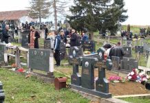 Pokojnika u Rogoznici spustili na zemlju, kada su svi očekivali popov glas, začulo se nešto drugo – ubrzo su svi gutali suze i knedle u grlu Pokojnika u Rogoznici spustili na zemlju, kada su svi očekivali popov glas, začulo se nešto drugo – ubrzo su svi gutali suze i knedle u grlu - featured image