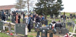 Pokojnika u Rogoznici spustili na zemlju, kada su svi očekivali popov glas, začulo se nešto drugo – ubrzo su svi gutali suze i knedle u grlu Pokojnika u Rogoznici spustili na zemlju, kada su svi očekivali popov glas, začulo se nešto drugo – ubrzo su svi gutali suze i knedle u grlu - featured image