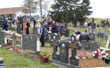 Pokojnika u Rogoznici spustili na zemlju, kada su svi očekivali popov glas, začulo se nešto drugo – ubrzo su svi gutali suze i knedle u grlu Pokojnika u Rogoznici spustili na zemlju, kada su svi očekivali popov glas, začulo se nešto drugo – ubrzo su svi gutali suze i knedle u grlu - featured image