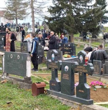 Pokojnika u Rogoznici spustili na zemlju, kada su svi očekivali popov glas, začulo se nešto drugo – ubrzo su svi gutali suze i knedle u grlu Pokojnika u Rogoznici spustili na zemlju, kada su svi očekivali popov glas, začulo se nešto drugo – ubrzo su svi gutali suze i knedle u grlu - featured image