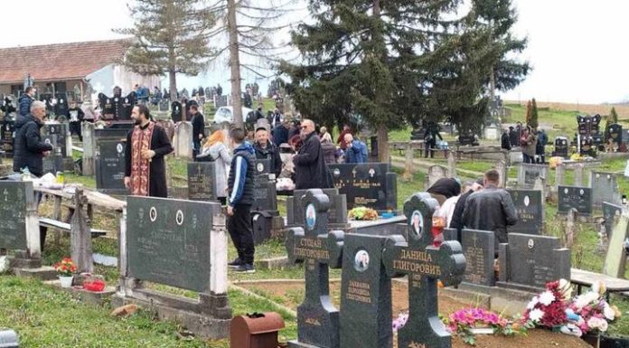 Pokojnika u Rogoznici spustili na zemlju, kada su svi očekivali popov glas, začulo se nešto drugo – ubrzo su svi gutali suze i knedle u grlu Pokojnika u Rogoznici spustili na zemlju, kada su svi očekivali popov glas, začulo se nešto drugo – ubrzo su svi gutali suze i knedle u grlu - featured image