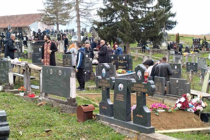 Pokojnika u Rogoznici spustili na zemlju, kada su svi očekivali popov glas, začulo se nešto drugo – ubrzo su svi gutali suze i knedle u grlu - featured image