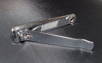 Znate li čemu zapravo služi ona mala rupica na noktarici? Odgovor će vas iznenaditi! Znate li čemu zapravo služi ona mala rupica na noktarici? Odgovor će vas iznenaditi! - featured image