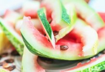 Više ni u ludilu nećete baciti koru lubenice! Šokiraće vas koji specijalitet se pravi od nje – hladi kao krastavac Više ni u ludilu nećete baciti koru lubenice! Šokiraće vas koji specijalitet se pravi od nje – hladi kao krastavac - featured image