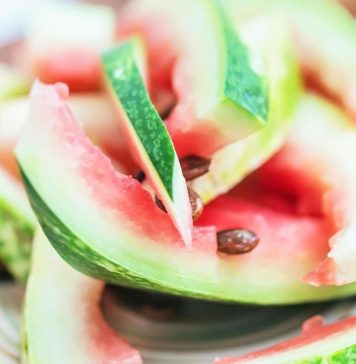 Više ni u ludilu nećete baciti koru lubenice! Šokiraće vas koji specijalitet se pravi od nje – hladi kao krastavac Više ni u ludilu nećete baciti koru lubenice! Šokiraće vas koji specijalitet se pravi od nje – hladi kao krastavac - featured image