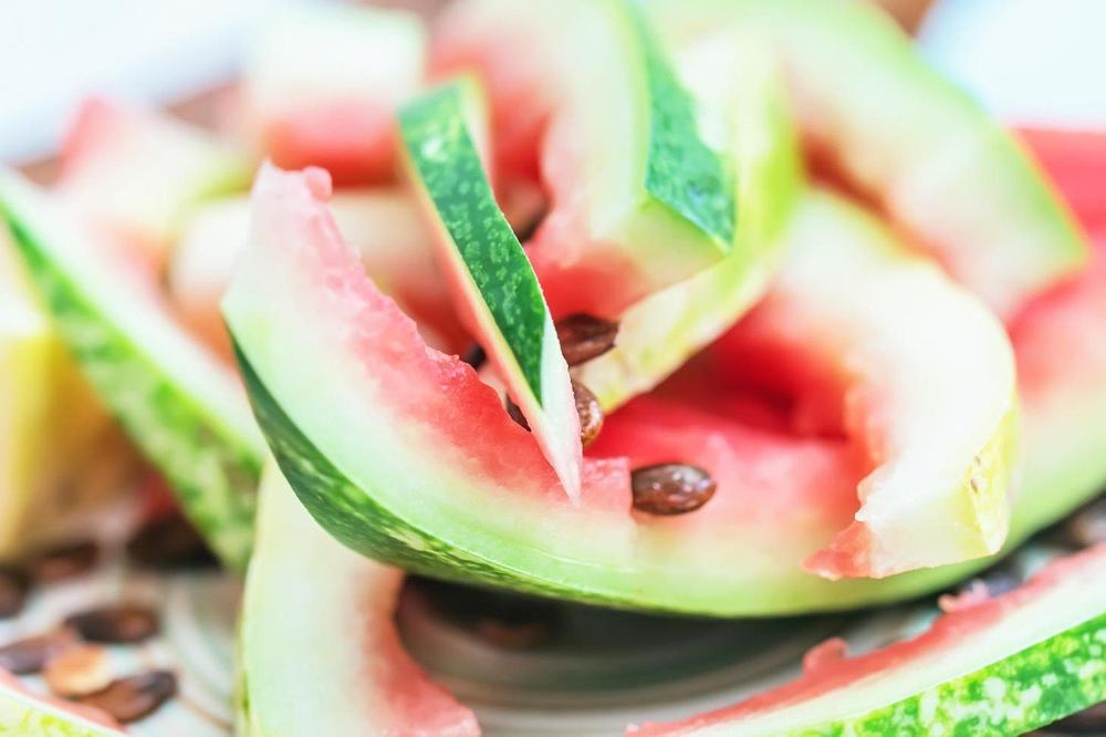 Više ni u ludilu nećete baciti koru lubenice! Šokiraće vas koji specijalitet se pravi od nje – hladi kao krastavac - featured image Više ni u ludilu nećete baciti koru lubenice! Šokiraće vas koji specijalitet se pravi od nje – hladi kao krastavac - featured image